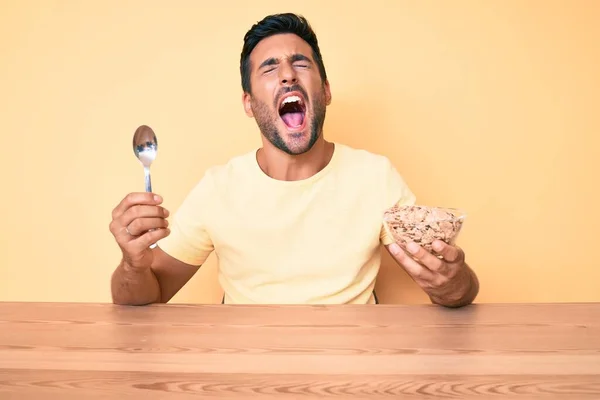 Ung Stilig Latinamerikansk Man Äter Friska Fullkornssellöron Sitter Bordet Arg — Stockfoto