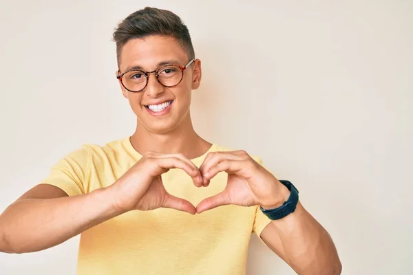 Giovane Ragazzo Ispanico Indossa Abiti Casual Occhiali Sorridenti Amore Mostrando — Foto Stock