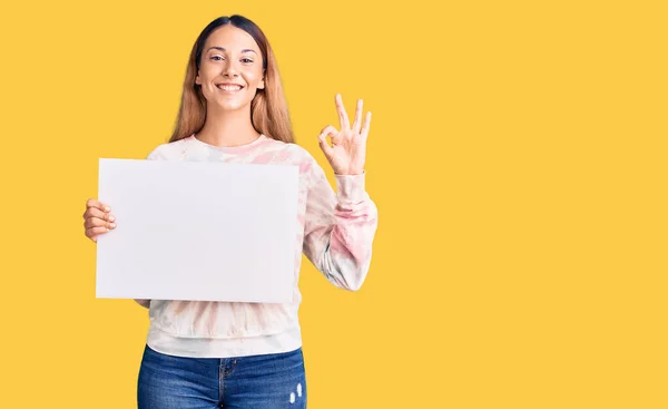 Mulher Bonita Segurando Banner Vazio Branco Fazendo Sinal Com Dedos — Fotografia de Stock