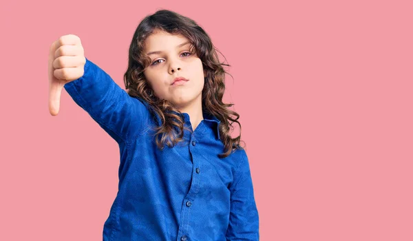 Lindo Niño Con Pelo Largo Con Ropa Casual Que Parece —  Fotos de Stock