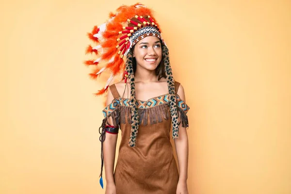 Genç Güzel Latin Bir Kız Kızılderili Kostümü Giymiş Yüzünde Gülümseme — Stok fotoğraf