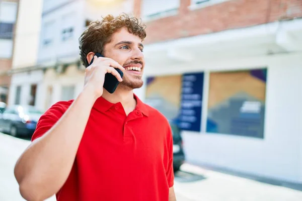 Genç Yakışıklı Beyaz Adam Mutlu Gülümsüyor Şehirdeki Akıllı Telefondan Konuşuyorlar — Stok fotoğraf