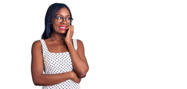 Молодая Африканская Американка Повседневной Одежде Очках Выглядит Напряженной Нервной Руками — стоковое фото