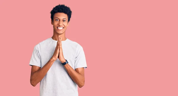 Νεαρός Αφροαμερικάνος Που Φοράει Καθημερινά Ρούχα Και Προσεύχεται Χέρια Ενωμένα — Φωτογραφία Αρχείου