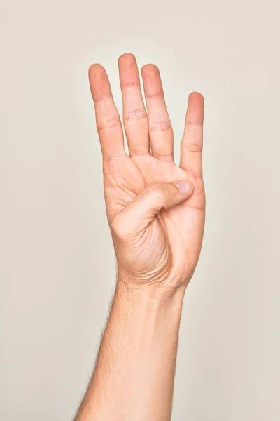 白人年轻人的手在孤立的白色背景上伸出来 4号手指上有四个手指 — 图库照片