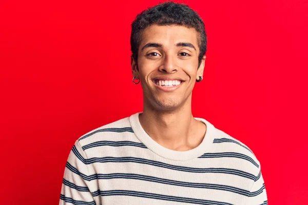 Joven Hombre Amerciano Africano Vistiendo Ropa Casual Con Aspecto Positivo —  Fotos de Stock