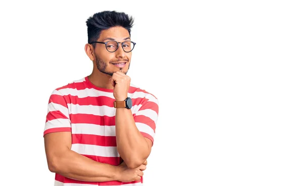 Schöner Lateinamerikanischer Junger Mann Lässiger Kleidung Und Brille Der Selbstbewusst — Stockfoto