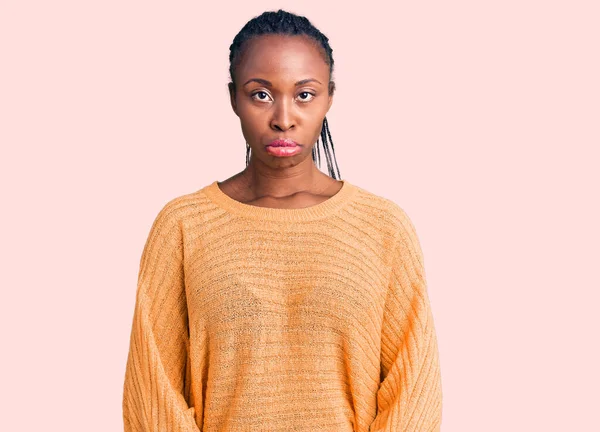 Ung Afrikansk Amerikansk Kvinna Klädd Avslappnade Kläder Deprimerad Och Oroa — Stockfoto
