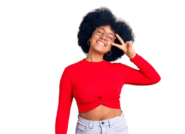 Jovem Afro Americana Vestindo Roupas Casuais Óculos Fazendo Símbolo Paz — Fotografia de Stock