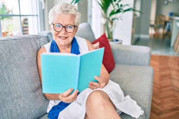 Oudere Oudere Vrouw Met Grijs Haar Glimlachend Gelukkig Zitten Bank — Stockfoto