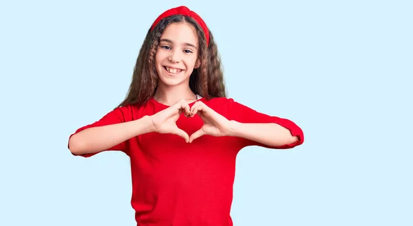 Nettes Hispanisches Mädchen Lässiger Kleidung Das Verliebt Lächelt Und Herzsymbol — Stockfoto