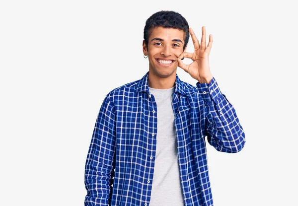 Ung Afrikansk Amercian Man Bär Casual Kläder Ler Positivt Gör — Stockfoto