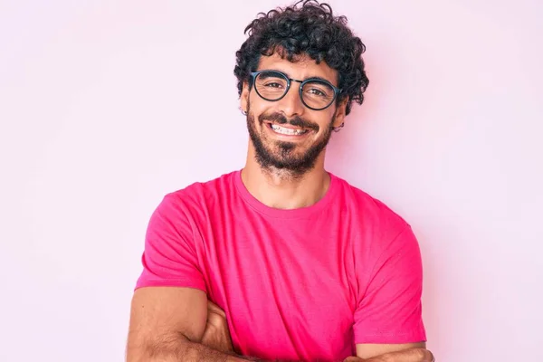 Schöner Junger Mann Mit Lockigem Haar Und Bär Lässiger Kleidung — Stockfoto