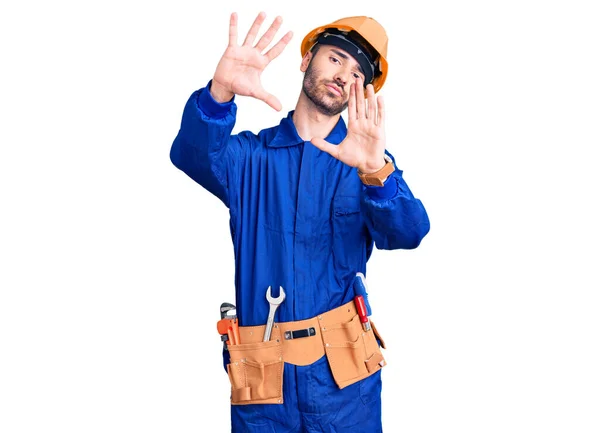 Jovem Hispânico Homem Vestindo Trabalhador Uniforme Fazendo Quadro Usando Mãos — Fotografia de Stock