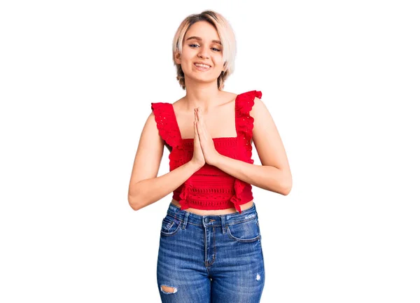 Jovem Mulher Loira Bonita Vestindo Roupas Casuais Orando Com Mãos — Fotografia de Stock