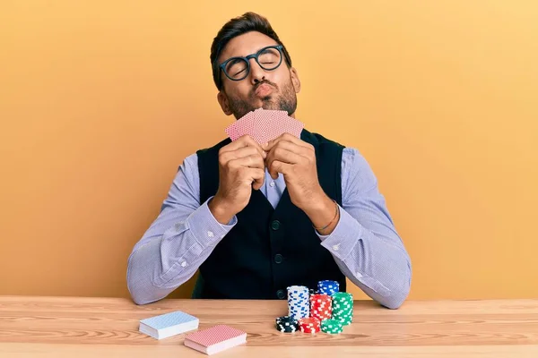 Knappe Spaanse Croupier Man Zit Tafel Met Poker Chips Kaarten — Stockfoto