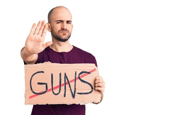 Genç Yakışıklı Adam Elinde Yasak Silah Pankartı Tutarken Eli Açık — Stok fotoğraf