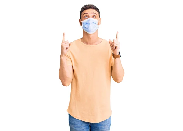 Schöner Junger Mann Mit Bär Mit Medizinischer Maske Für Coronavirus — Stockfoto