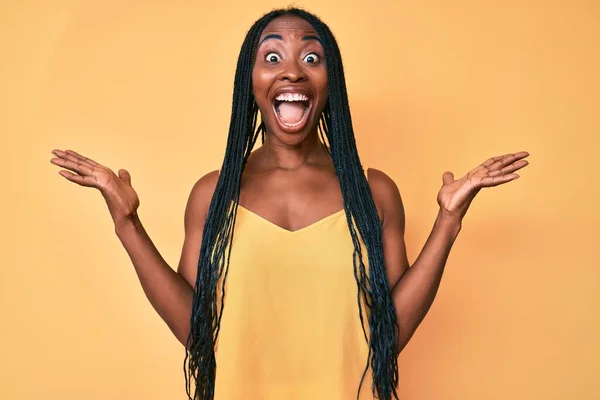 Африканська Американка Косами Повсякденному Одязі Відзначає Божевільний Вражений Успіхом Піднятими — стокове фото
