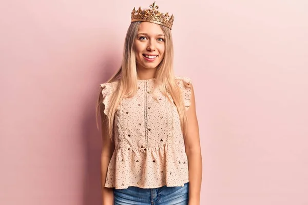 Mladá Blondýna Žena Nosí Princeznu Korunu Vypadá Pozitivně Šťastně Stojící — Stock fotografie