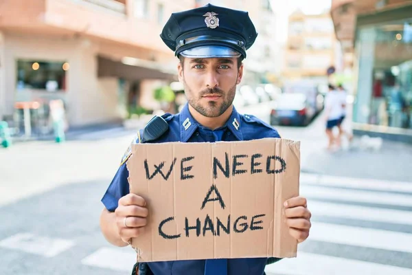 Junger Gutaussehender Hispanischer Polizist Polizeiuniform Mit Ernstem Gesichtsausdruck Der Ein — Stockfoto