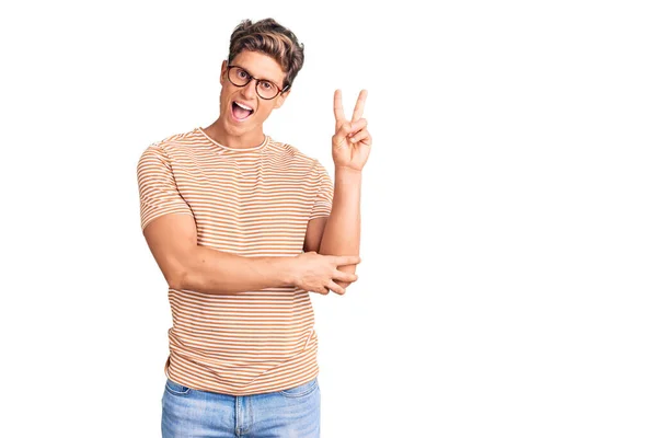 Joven Hombre Guapo Con Ropa Casual Gafas Sonriendo Con Cara —  Fotos de Stock