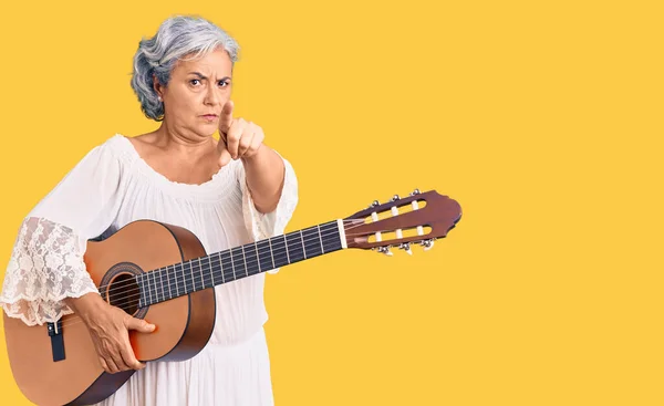 Mujer Mayor Con Pelo Gris Tocando Guitarra Clásica Señalando Con —  Fotos de Stock