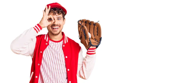 곱슬머리의 잘생긴 남자는 유니폼을 골프를 농구공 미소를 있습니다 손으로 손가락을 — 스톡 사진