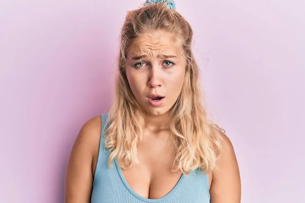 Ung Blond Flicka Bär Casual Kläder Rädd Och Chockad Med — Stockfoto