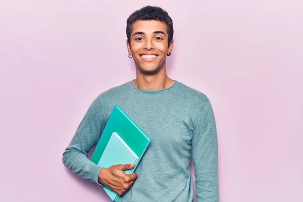 Ung Afrikansk Amercian Man Håller Bok Ser Positiv Och Glad — Stockfoto