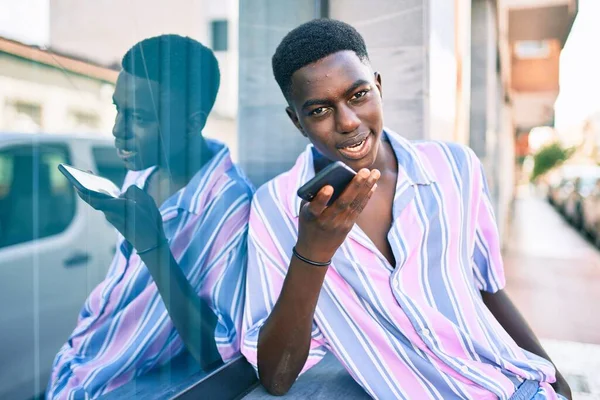 Jeune Homme Afro Américain Souriant Heureux Défiler Sur Smartphone Rue — Photo