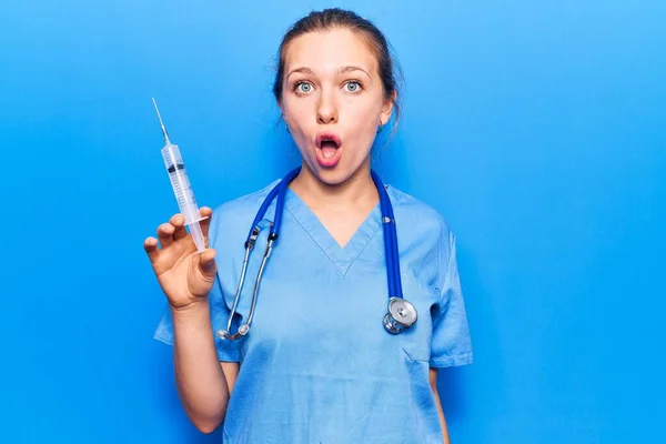 Doktor Üniforması Giyen Genç Sarışın Kadın Elinde Şırınga Tutuyordu Korkmuş — Stok fotoğraf