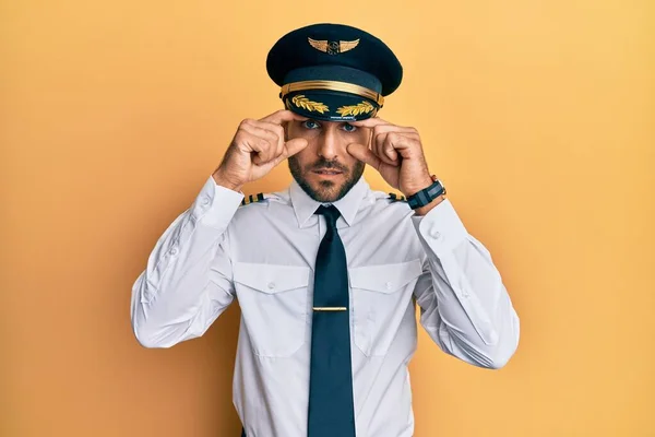 Schöner Hispanischer Mann Flugzeugpilotenuniform Der Versucht Die Augen Mit Den — Stockfoto