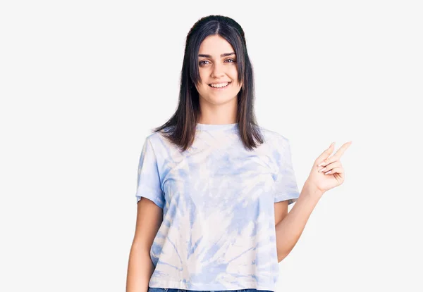 Junges Schönes Mädchen Lässigem Shirt Mit Einem Breiten Lächeln Gesicht — Stockfoto