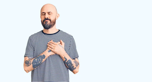 Joven Hombre Guapo Con Ropa Casual Sonriendo Con Las Manos — Foto de Stock