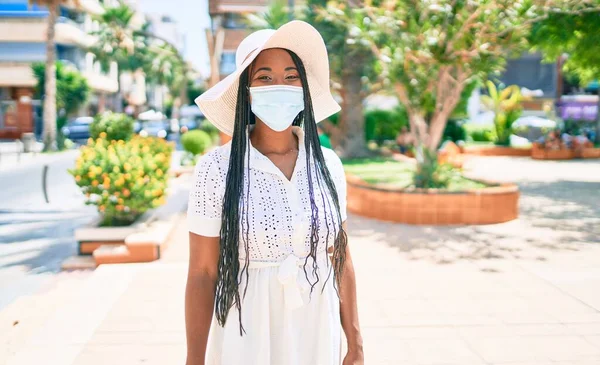 Νεαρή Αφρικάνα Αμερικανίδα Διακοπές Χαμογελώντας Ευτυχισμένη Περπατώντας Στο Δρόμο Της — Φωτογραφία Αρχείου