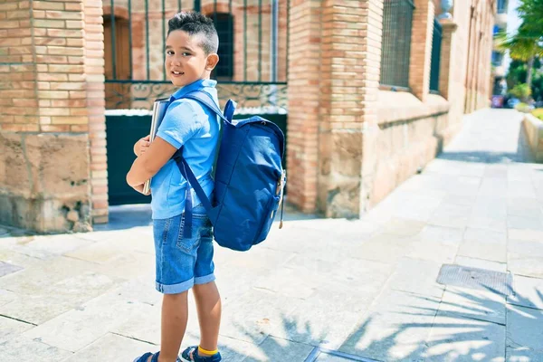 Bedårande Student Pojke Ler Glad Innehav Bok Gatan Staden — Stockfoto