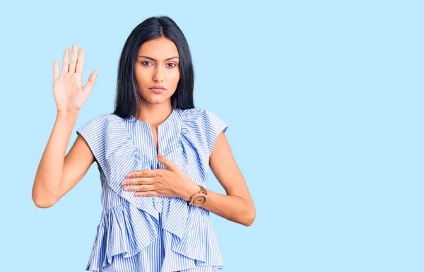 Menina Latina Bonita Nova Vestindo Roupas Casuais Jurando Com Mão — Fotografia de Stock