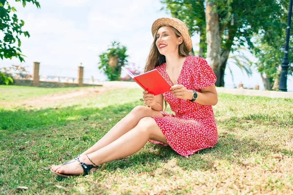 Junge Blonde Frau Urlaub Lächelt Glücklich Beim Lesen Von Buch — Stockfoto