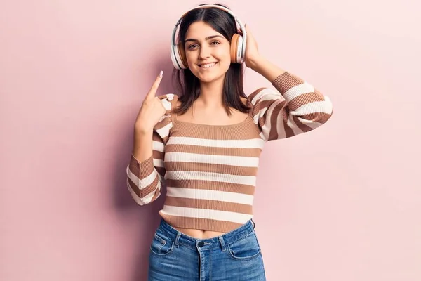 Menina Bonita Nova Ouvindo Música Usando Fones Ouvido Sorrindo Feliz — Fotografia de Stock