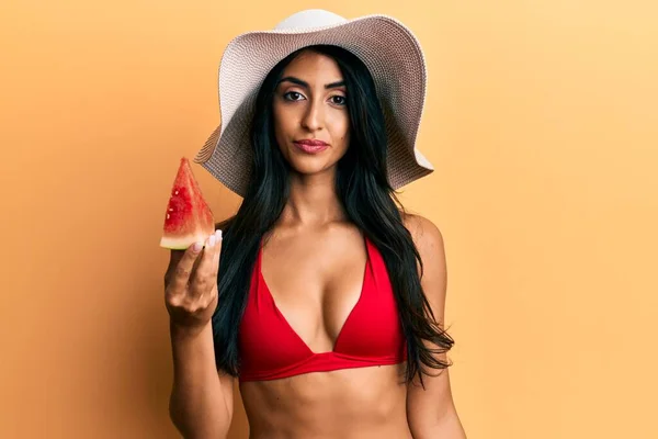 Vacker Latinamerikansk Kvinna Klädd Bikini Äta Vattenmelon Tänkande Attityd Och — Stockfoto