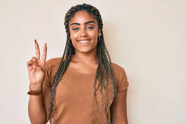 Jonge Afro Amerikaanse Vrouw Met Vlechten Casual Kleding Glimlachend Met — Stockfoto