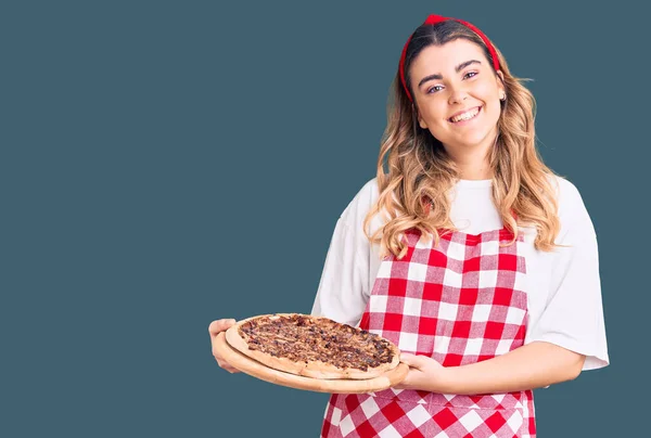 Önlük Giymiş Beyaz Bir Kadın Elinde Pizza Tutuyordu Pozitif Mutlu — Stok fotoğraf