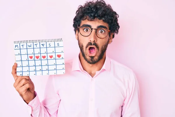 Bello Giovane Uomo Con Capelli Ricci Orso Che Tiene Calendario — Foto Stock