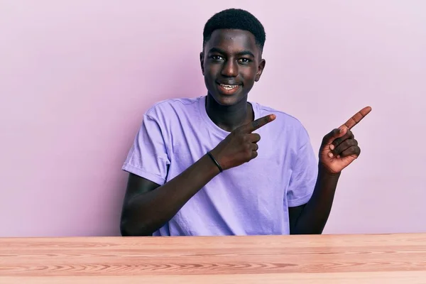 Jovem Afro Americano Vestindo Roupas Casuais Sentado Mesa Sorrindo Olhando — Fotografia de Stock