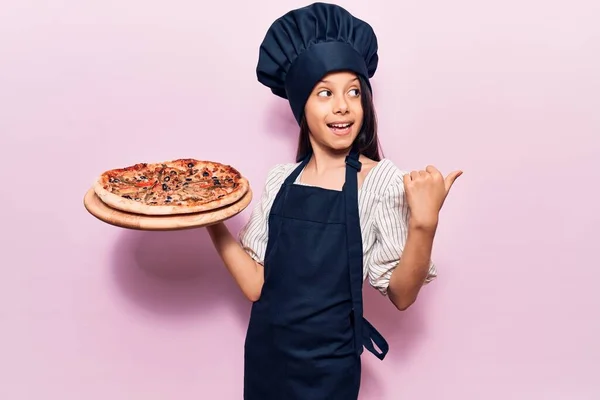 Krásné Dítě Dívka Sobě Vařič Uniforma Drží Italský Pizza Ukazující — Stock fotografie