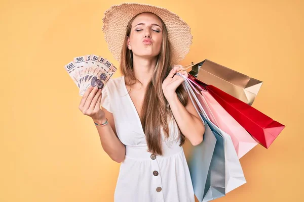 Menina Loira Jovem Segurando Sacos Compras Pesos Mexicanos Notas Olhando — Fotografia de Stock