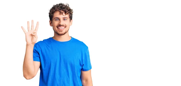 Jeune Homme Beau Aux Cheveux Bouclés Portant Des Vêtements Décontractés — Photo