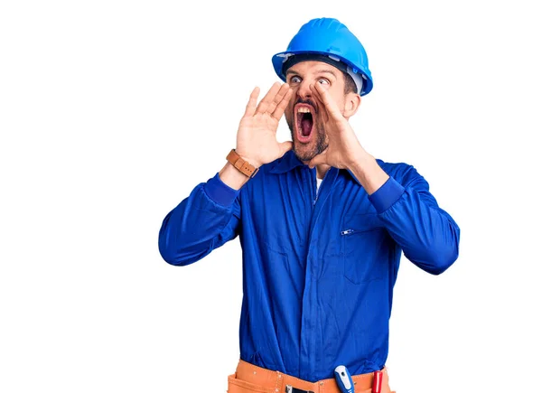 Joven Hombre Guapo Vistiendo Uniforme Trabajador Hardhat Enojado Loco Gritando — Foto de Stock