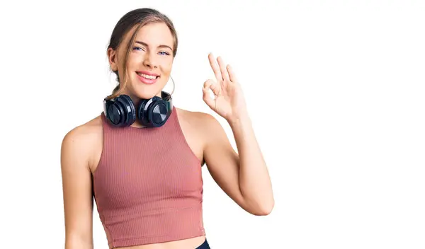 Hermosa Mujer Joven Caucásica Con Ropa Gimnasio Uso Auriculares Sonriendo —  Fotos de Stock